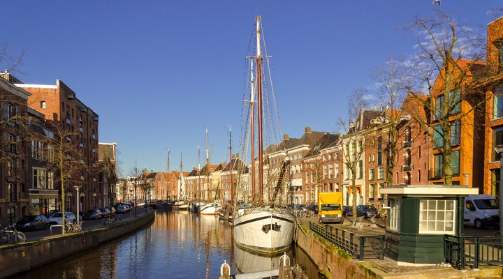 Grachten met boot in Groningen