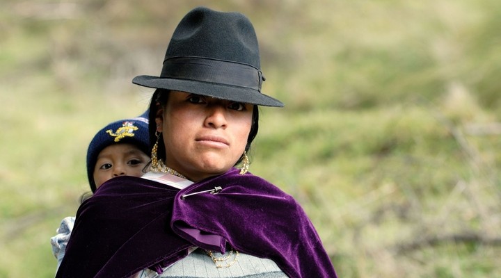 Boliviaanse mensen aan het paardrijden