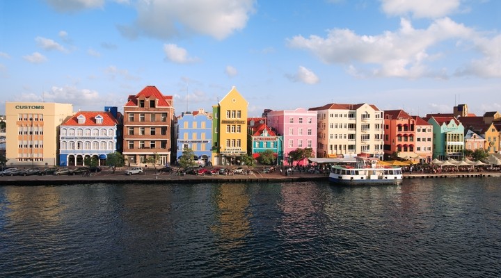 De bekende gekleurde huizen in Willemstad