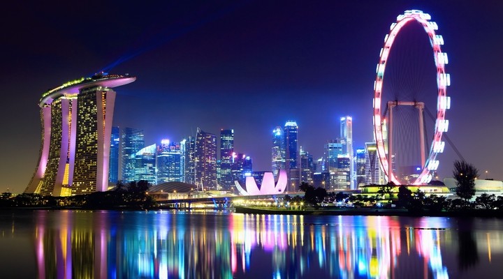 De skyline van Singapore