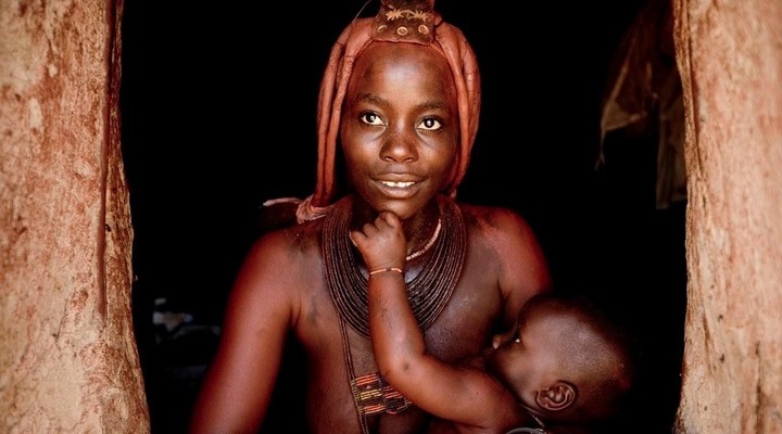 Himba vrouw met kind in Namibië