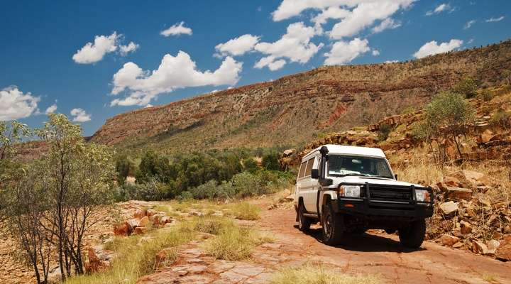 Een auto in de Outback in Australië