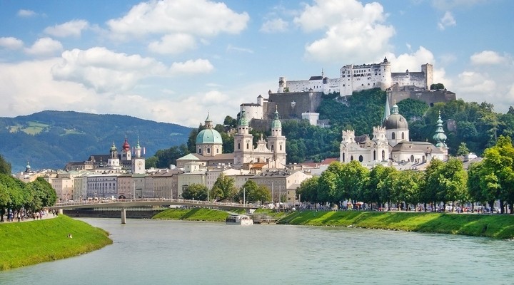 Salzburg, grenzend aan de Salzach