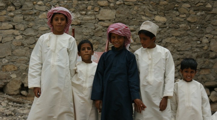 Jongetjes Oman lokale bevolking