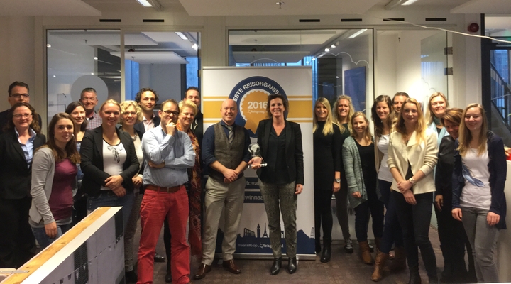 Pharos Reizen neemt award in ontvangst