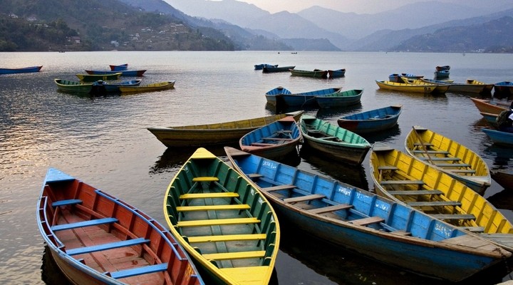 Boten aan het Phewameer in Pokhara, Nepal