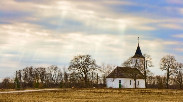 Landschap Estland, kerkje