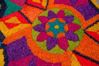 Een bloementapijt tijdens Alfombras