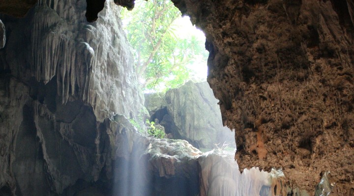 Mooi lichtinval, grot in Laos
