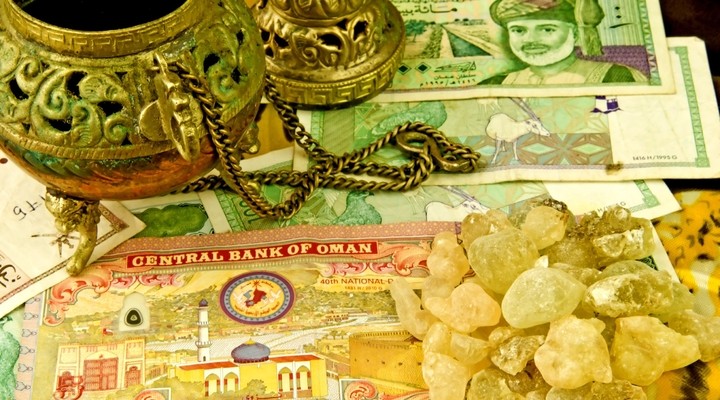Wierooksteentjes en bankbiljetten Oman