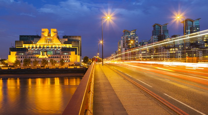 Vauxhall Bridge met op de achtergrond MI6