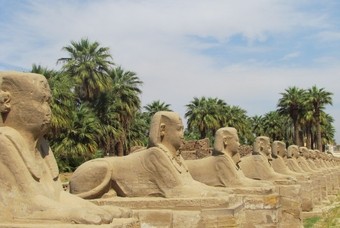 Sfinxen in Luxor, woestijnstad in Egypte