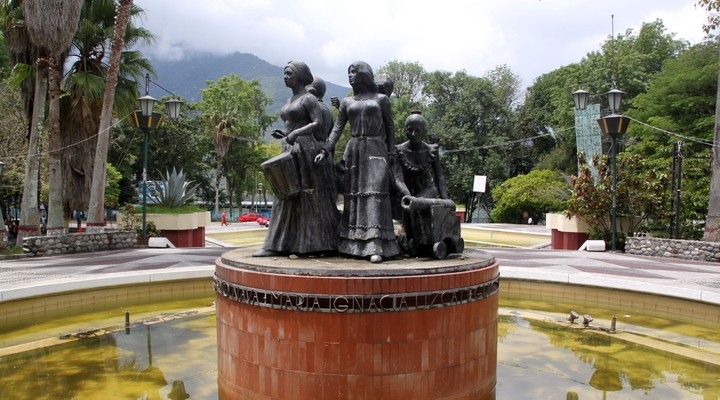 Standbeeld van vrouwen in Mérida
