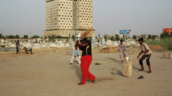 Kinderen spelen cricket