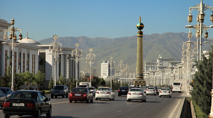 De boulevard van Turkmenbashi in Turkmenistan
