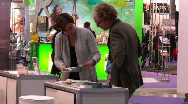Mensen bespreken informatieboek