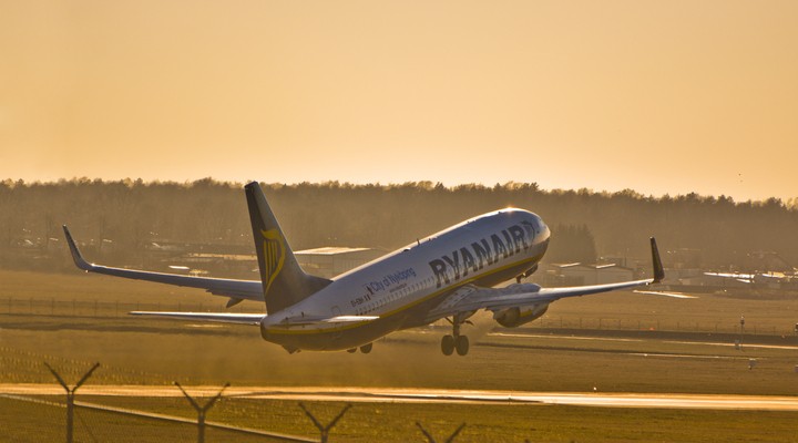 Een opstijgend vliegtuig van Ryanair