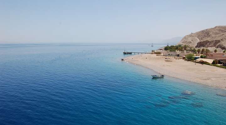 Strand en helderblauwe zee in Israël