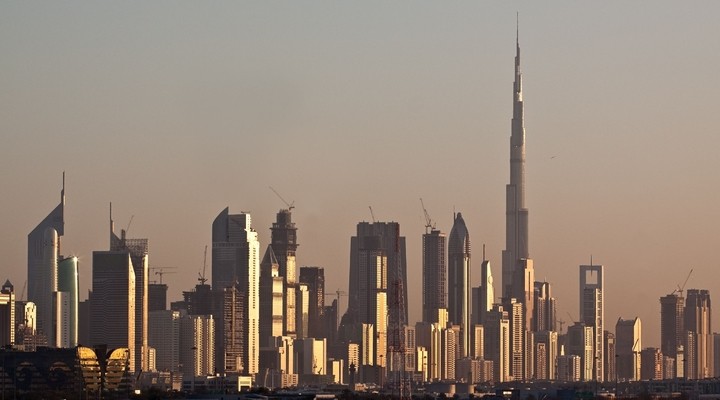 De skyline van Dubai met de Burj Khalifa
