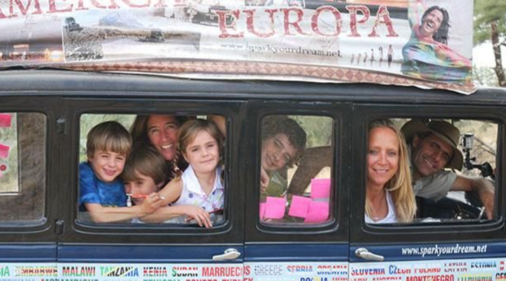Floortje Dessing met de familie Zapp in Tanzania