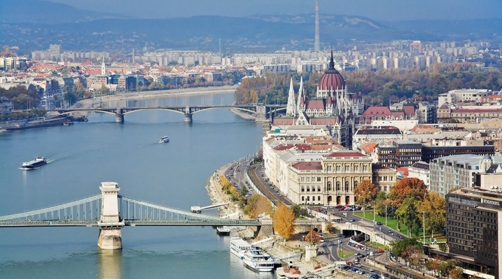 Bruggen over de Donau in hoofdstad Hongarije