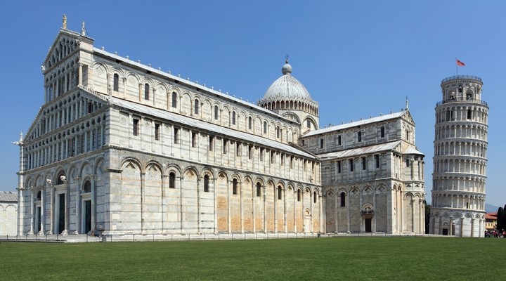 Scheve toren van Pisa op plein, Italië