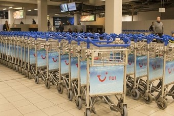 Bagagetrolleys Schiphol krijgen TUI jasje