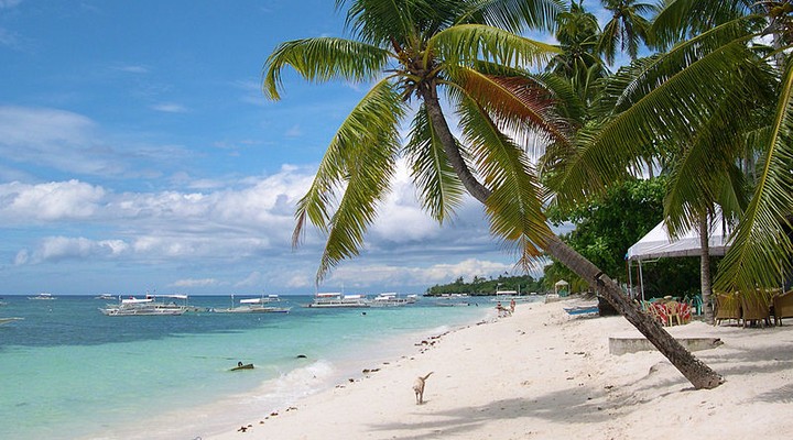 Wit strand aan de Filipijnen