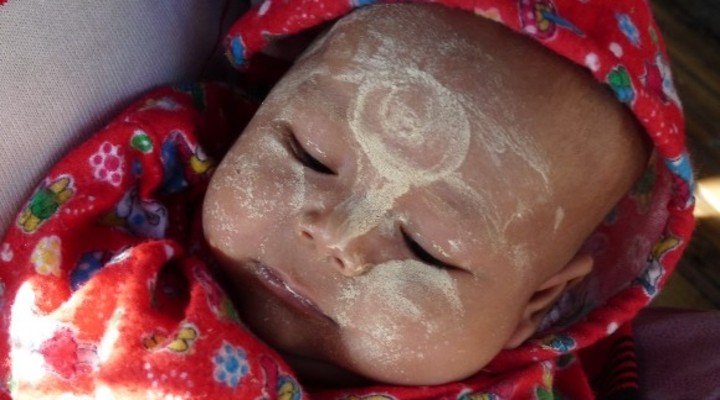 baby op bruiloft Myanmar