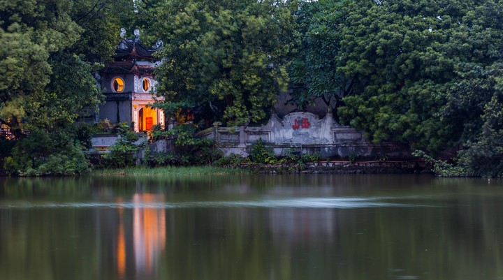 De Ngoc Son Temple