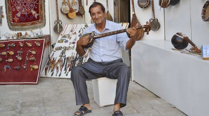 Man met traditionele Tar in Andijan, Oezbekistan
