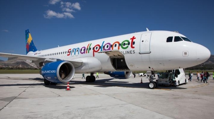 Vliegtuig Small Planet Airlines