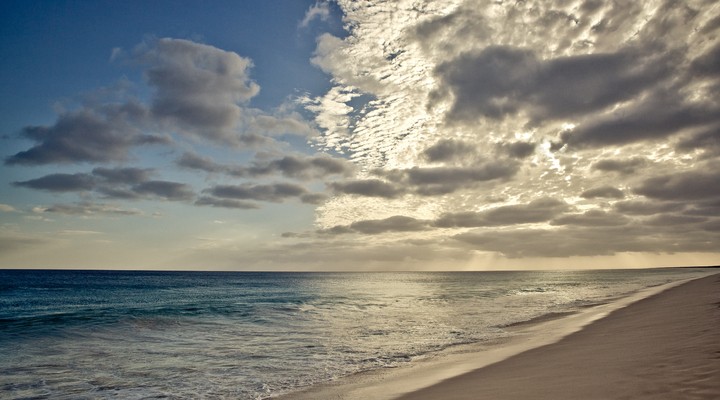 Wolken boven het Kaapverdische strand