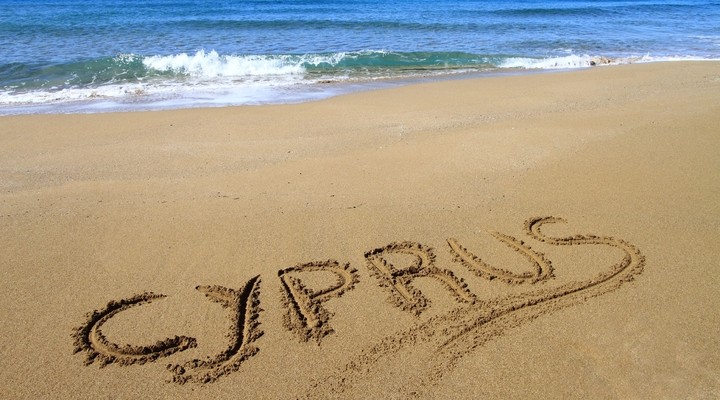 Cyprus geschreven in het zand