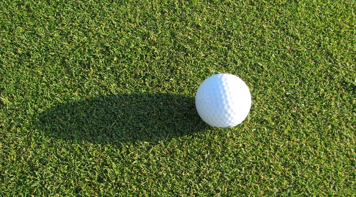 Golfbal in groen gras, Algarve