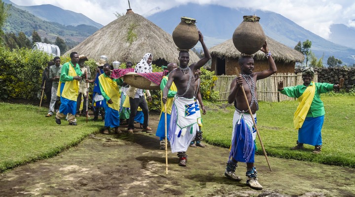 Bevolking van Rwanda gaat een Intore dans opvoeren