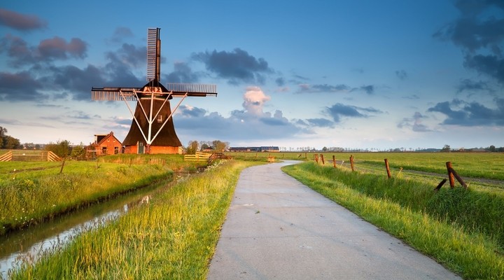 Typische Nederlands landschap met molen en weide