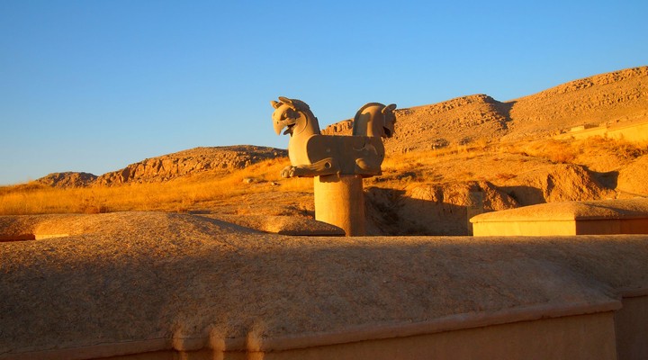 Tweekoppig standbeeld Shiraz Iran