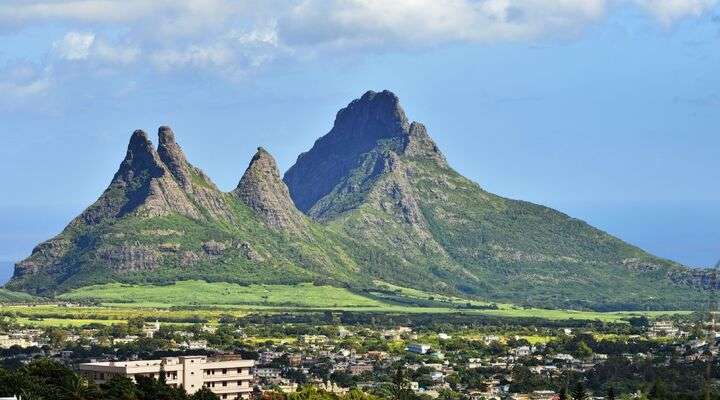 De spitse bergketen Trois Mamelles