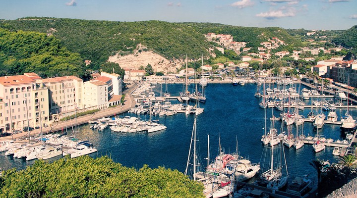 De haven van Bonifacio op het eiland Corsica