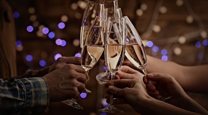 Met champagne proosten op het nieuwe jaar