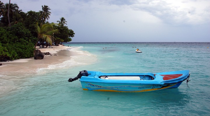 Motorbootje op Bandos op de Malediven