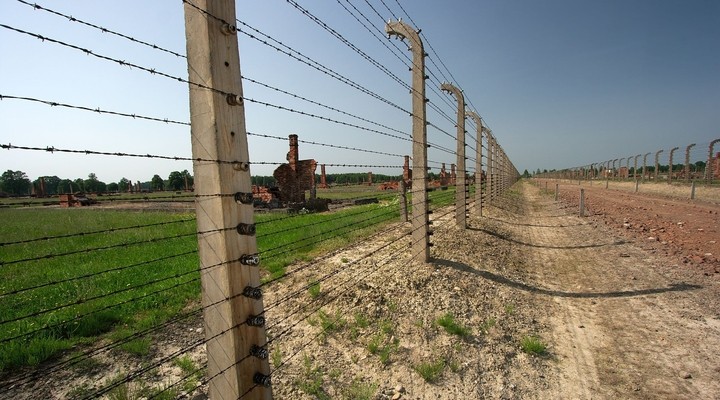 Omheining van prikkeldraad in Auschwitz, Polen