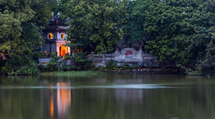 De Ngoc Son Temple