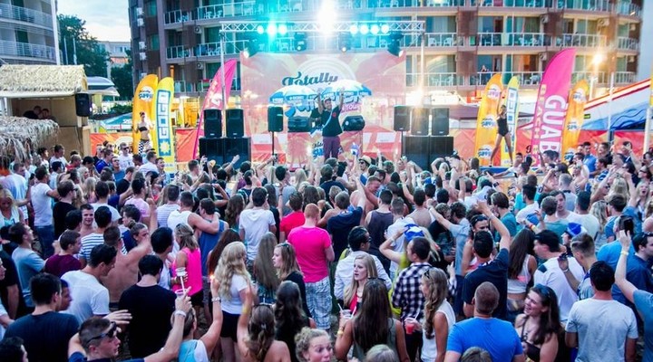 Jongeren aan het feesten bij Totally Summer