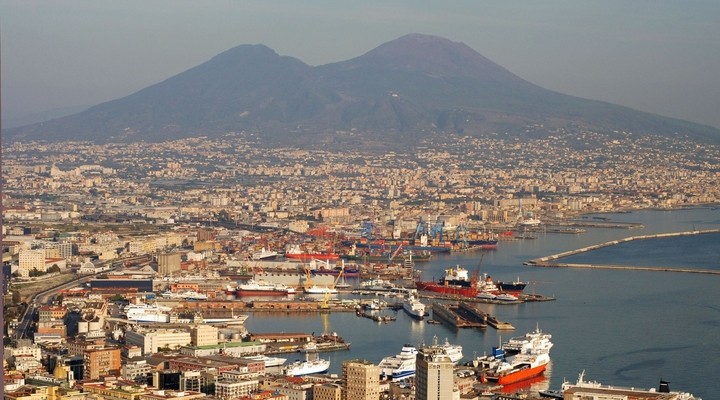 Luchtfoto van Napels met de Vesuvius