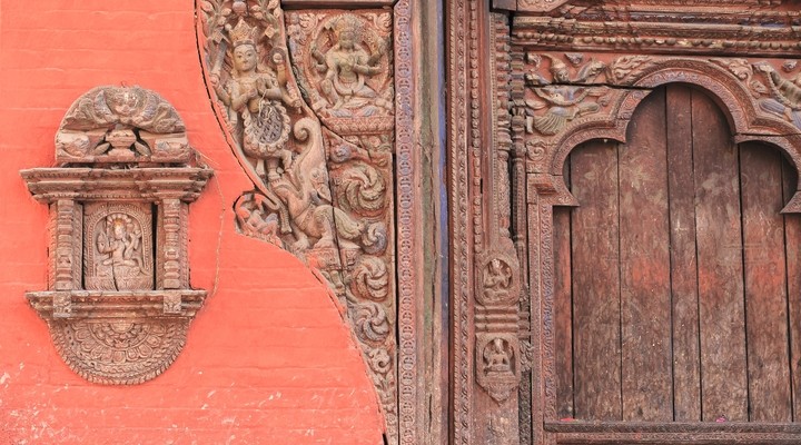 Deur van een oud huis in Patan, Nepal