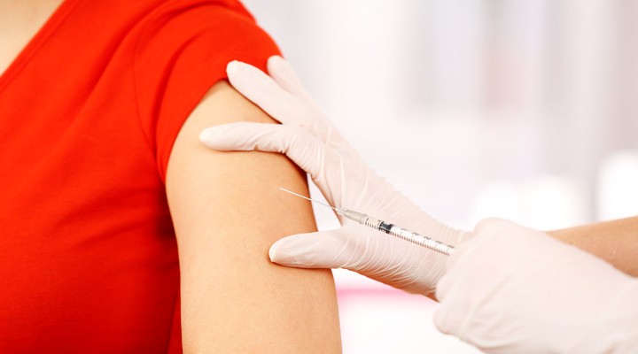 Een vrouw krijgt een inenting