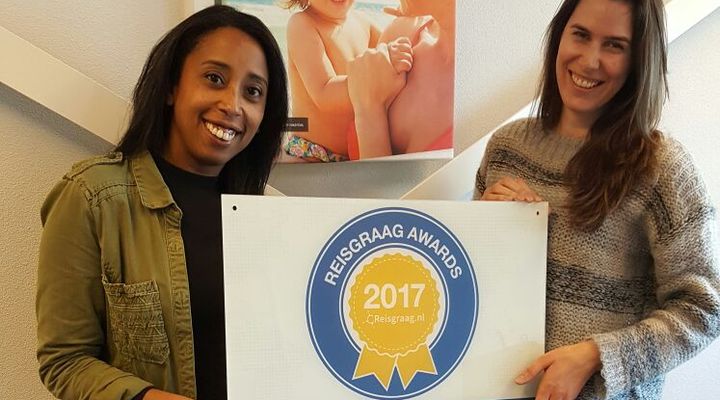Emma en Mariska met de Reisgraag Award 2017