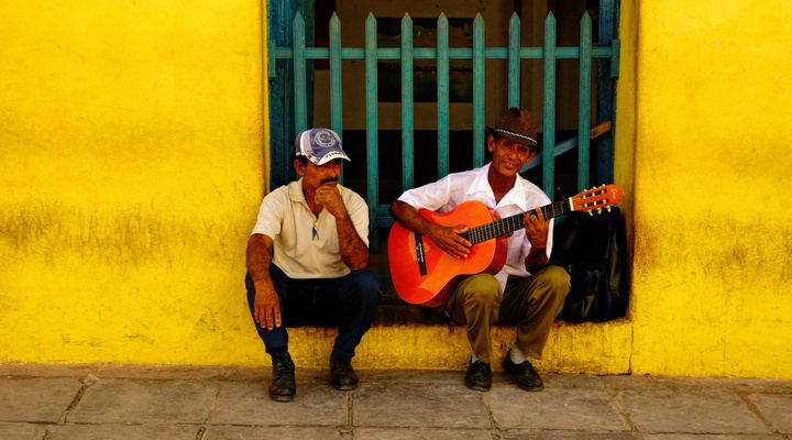 Gitaar spelen met de locals op Cuba
